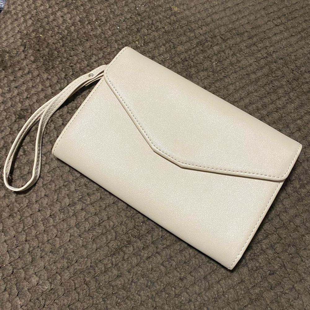 Light/cream tan wallet/wristlet